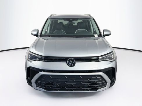 Used 2025 Volkswagen Taos SE FWD image 2