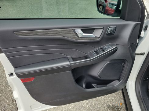 Certified 2024 Ford Escape SE w/ PHEV Premium Package image 5