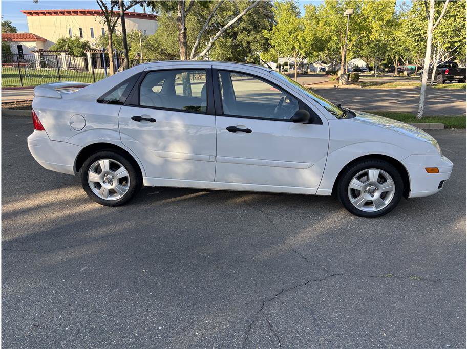 Used 2005 Ford Focus SES FWD image 4