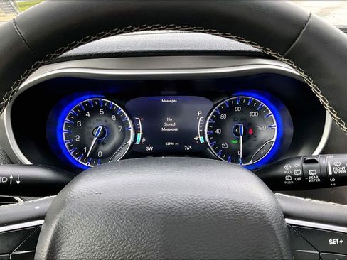 Used 2023 Chrysler Pacifica Touring-L FWD image 17