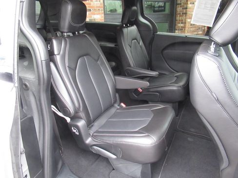 Used 2025 Chrysler Pacifica Select image 11