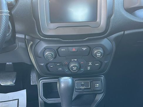 Used 2018 Jeep Renegade Latitude image 20