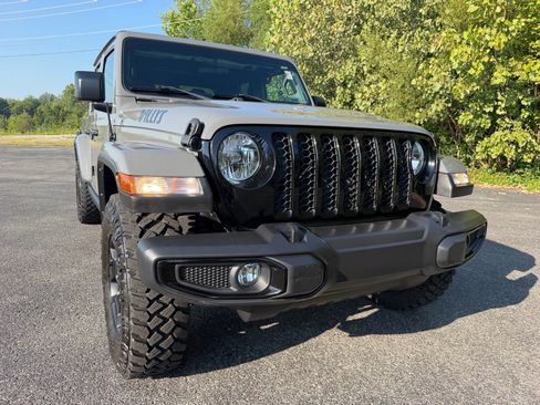 Used 2023 Jeep Gladiator Sport AWD/4WD image 4