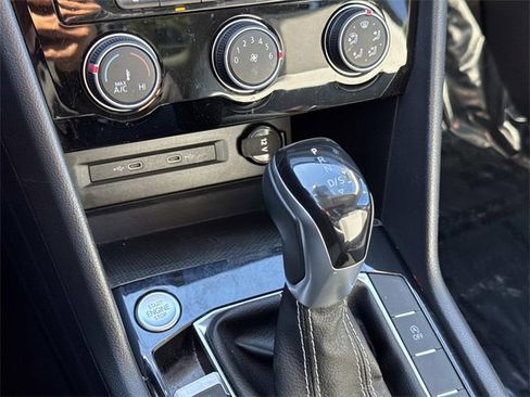 Certified 2023 Volkswagen Taos SE w/ Panoramic Sunroof Package image 25