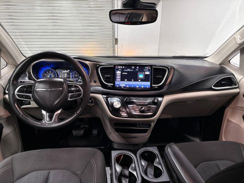 Used 2022 Chrysler Voyager LX image 17
