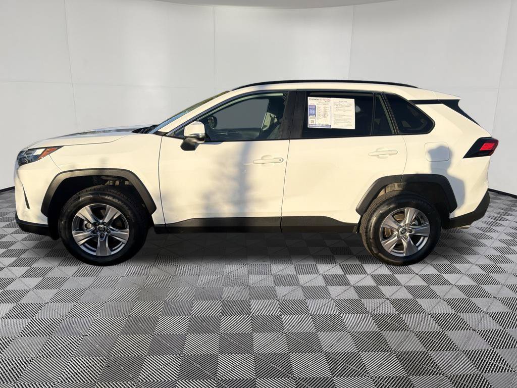 Used 2025 Toyota RAV4 XLE AWD/4WD image 4