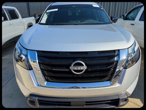 Used 2024 Nissan Pathfinder S FWD image 2