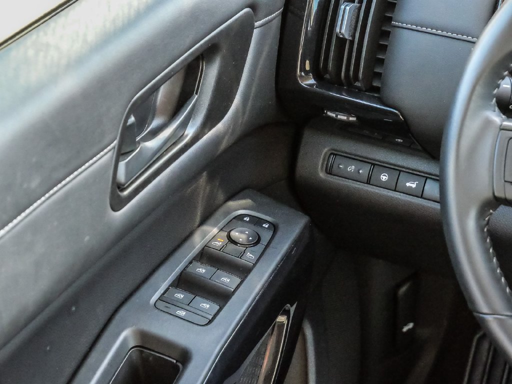 Used 2025 Nissan Pathfinder SV w/ SV Premium Package FWD image 30