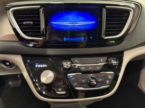 Used 2017 Chrysler Pacifica Touring-L FWD image 19