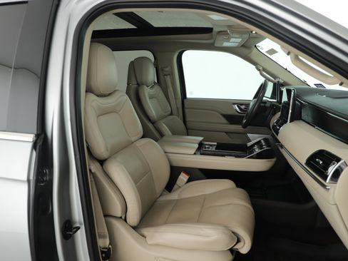 Used 2021 Lincoln Navigator Reserve w/ Luxury Package image 11