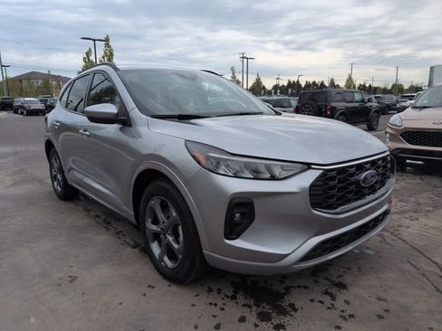 Certified 2023 Ford Escape ST-Line Select AWD/4WD image 3