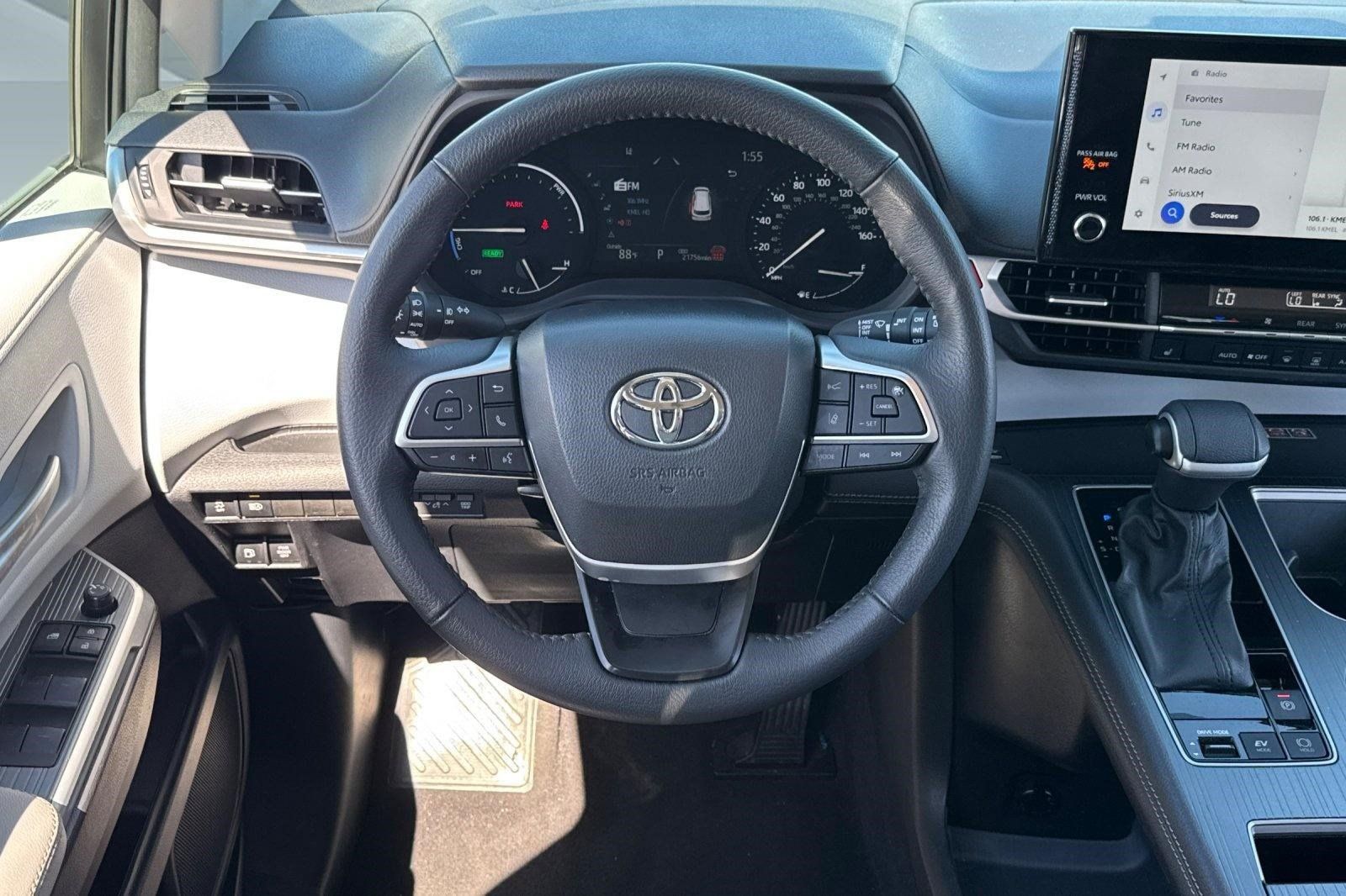 Used 2026 Toyota Sienna XLE FWD image 30
