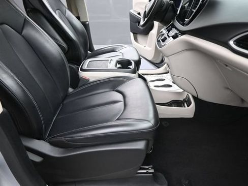 Used 2023 Chrysler Pacifica Touring-L FWD image 22