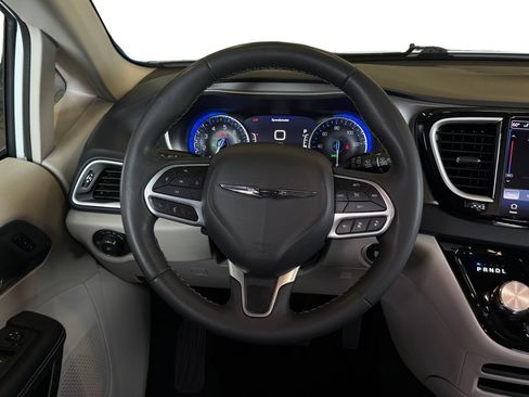 Used 2024 Chrysler Pacifica Touring-L FWD image 17