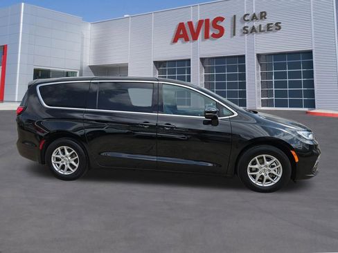 Used 2025 Chrysler Pacifica Select image 7