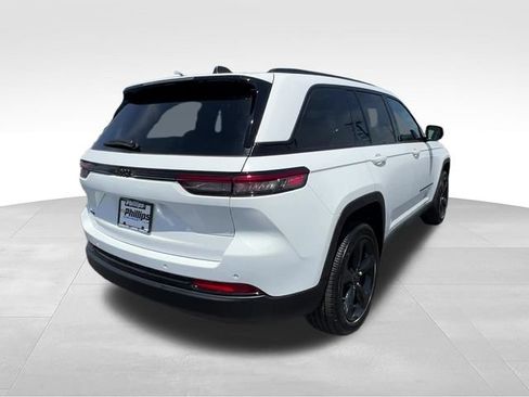 Used 2025 Jeep Grand Cherokee Altitude AWD/4WD image 6