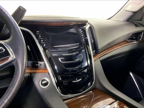 Used 2019 Cadillac Escalade Luxury w/ Escalade Sport Edition AWD/4WD image 8
