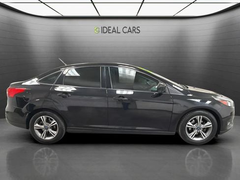 Used 2018 Ford Focus SE w/ SE Appearance Package FWD image 4
