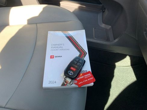 Used 2024 Toyota Sienna XLE image 9