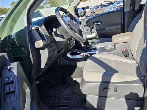 Used 2022 Nissan Frontier SV image 11