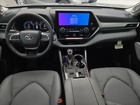 Certified 2026 Toyota Highlander Platinum AWD/4WD image 14