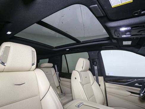 Used 2024 Cadillac Escalade Premium Luxury AWD/4WD image 19
