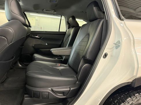 Used 2021 Toyota Highlander XLE image 35