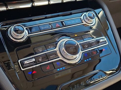 Used 2022 Lincoln Corsair AWD w/ Premium Package image 16