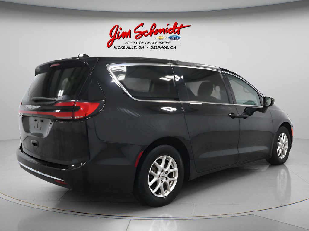 Used 2024 Chrysler Pacifica Touring-L FWD image 6