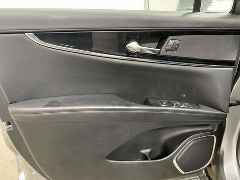 Used 2022 Lincoln Nautilus Standard image 12