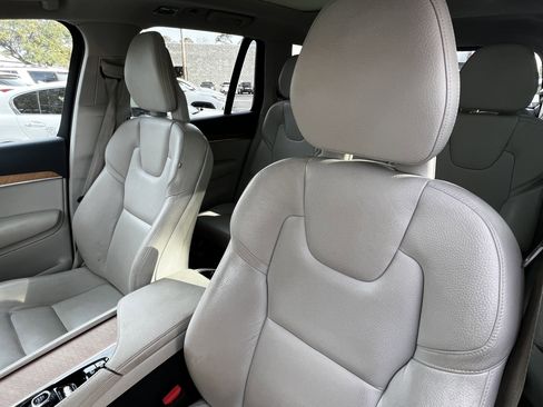 Used 2021 Volvo XC90 T6 Momentum image 18