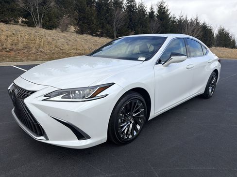 Used 2025 Lexus ES 300h w/ Technology Package image 1
