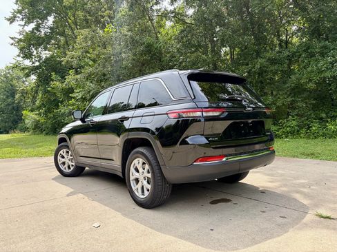 Used 2023 Jeep Grand Cherokee Limited AWD/4WD image 10