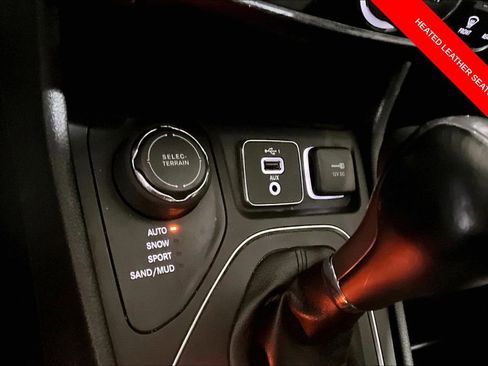 Used 2022 Jeep Cherokee Latitude AWD/4WD image 32