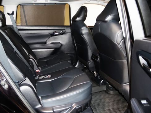 Used 2021 Toyota Highlander XLE image 60