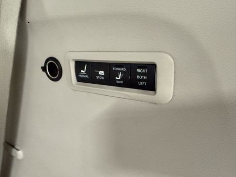 Used 2017 Chrysler Pacifica Limited image 34