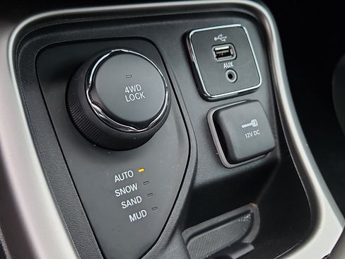 Used 2018 Jeep Compass Latitude w/ Popular Equipment Group AWD/4WD image 16
