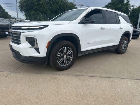 Used 2024 Chevrolet Traverse LT FWD image 4