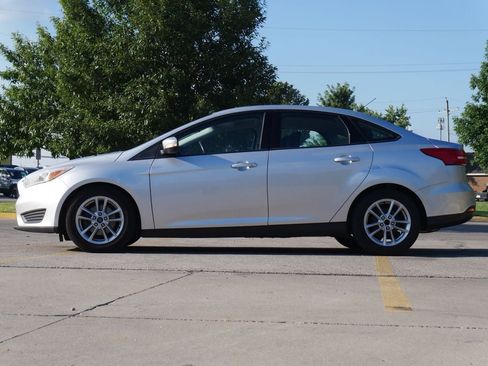 Used 2016 Ford Focus SE w/ SE Cold Weather Package FWD image 4