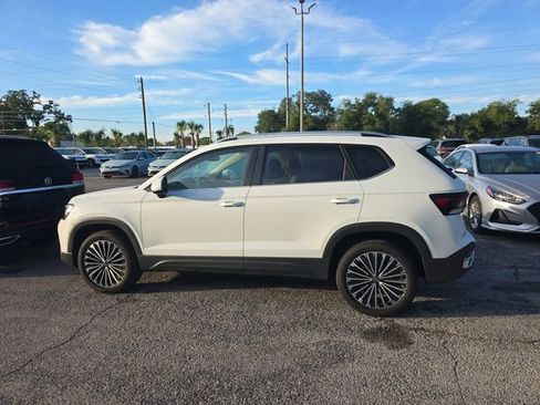 Used 2025 Volkswagen Taos SE FWD image 3