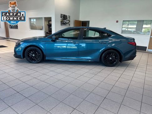 Used 2025 Toyota Camry SE w/ Convenience Package FWD image 9
