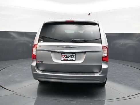 Used 2016 Chrysler Town & Country Touring w/ Driver Convenience Group FWD image 8