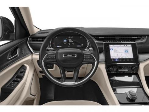 Used 2025 Jeep Grand Cherokee Limited w/ Luxury Tech Group II image 10