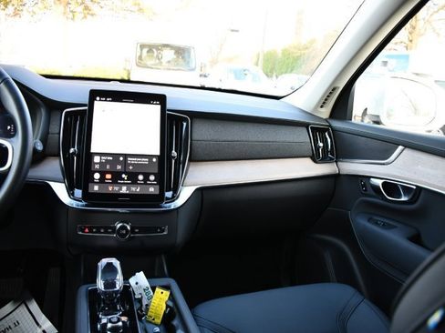 Certified 2025 Volvo XC90 B6 Plus image 21