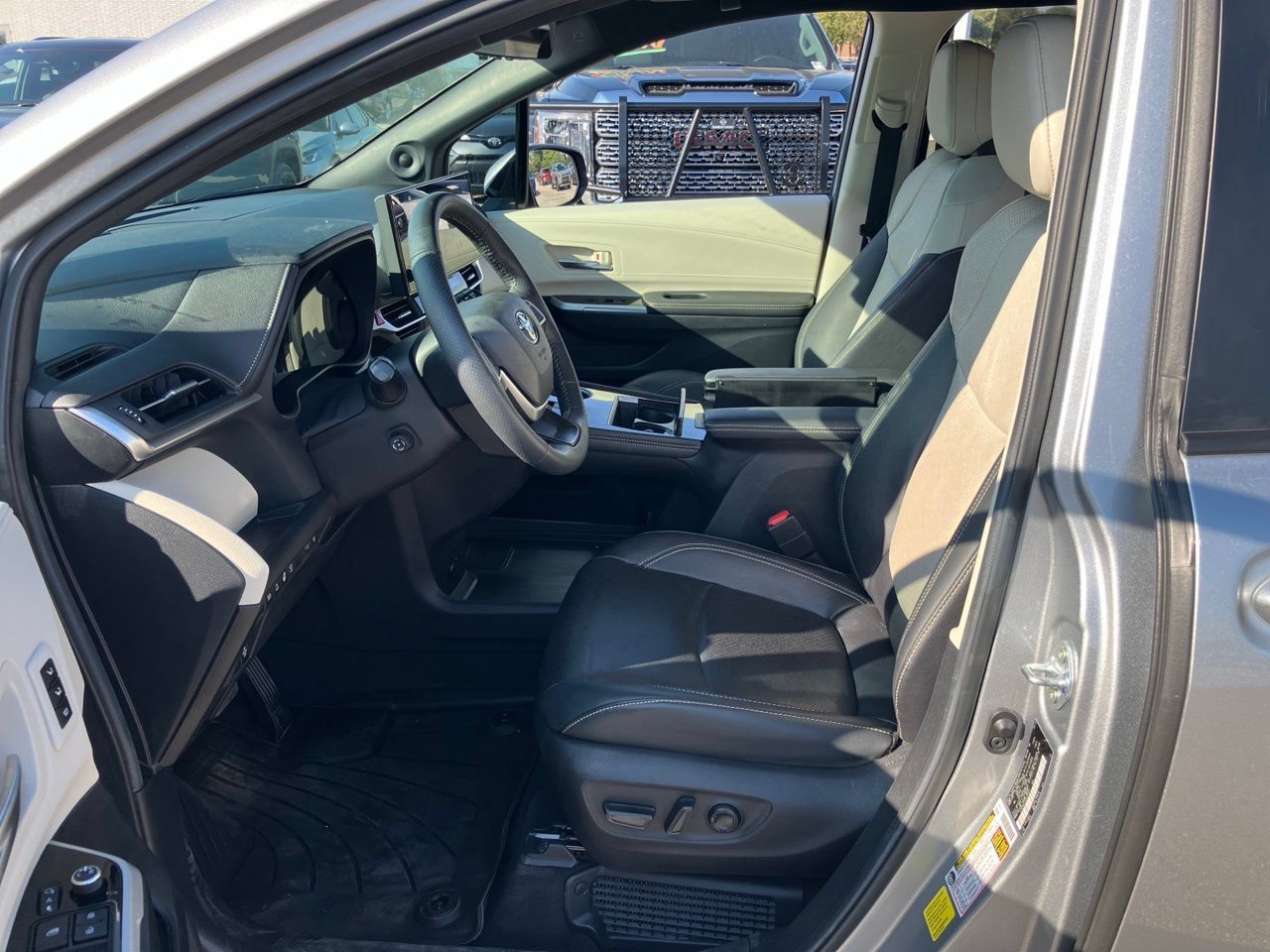 Used 2025 Toyota Sienna Platinum FWD image 7