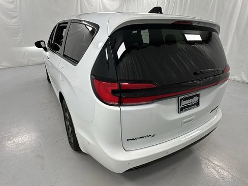 Used 2024 Chrysler Pacifica Select image 5