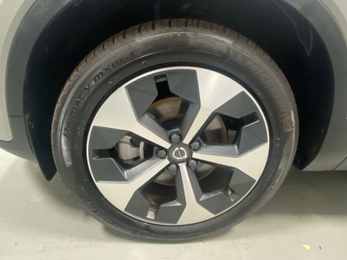 Certified 2025 Volvo XC40 B5 Plus image 5