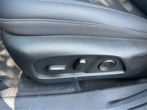 Used 2025 Chevrolet Equinox LT w/ Convenience Package II FWD image 32