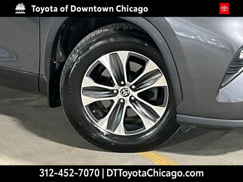 Used 2022 Toyota Highlander XLE AWD/4WD image 2