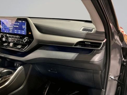 Used 2021 Toyota Highlander Limited image 19